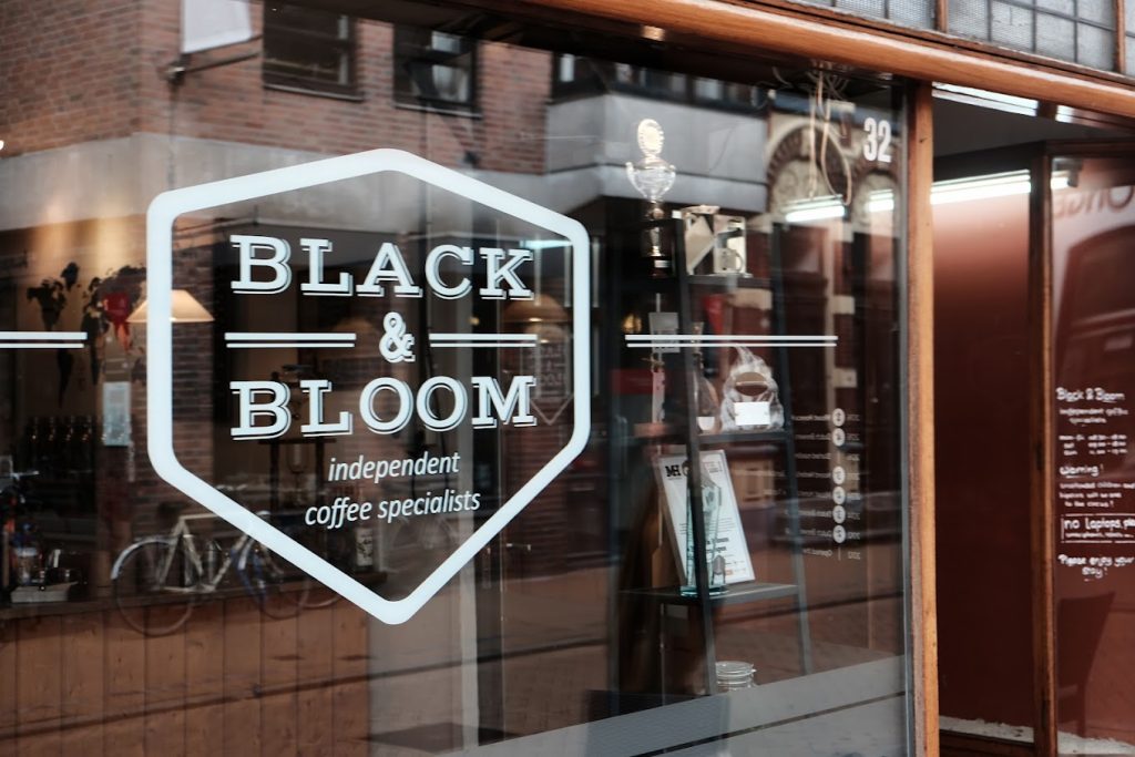 black-bloom-groningen-koffie-café-sfeer-smaakvol-gezellig-koffiebar-locatie-koffiecultuur